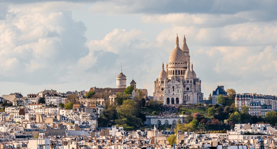 Paris skyline mit Sacre Coeur basilica und Montmartre, © GettyImages, Alexandr Spatari