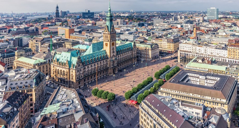 Rathausplatz von Hamburg aus der Vogelperspektive - BAHNHIT.DE, © getty, Foto: Juergen Sack