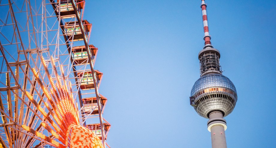 Weihnachtsmarkt am Roten Rathaus mit Riesenrad und Fernsehturm im Hintergrund. - BAHNHIT.DE, © getty, Foto: Dagmar Schwelle