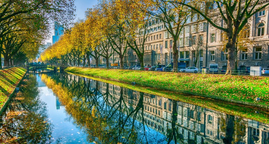 Frühling am Kanal an der Königsallee in Düsseldorf. - BAHNHIT.DE, © getty; Foto: Ilya Nesterenko