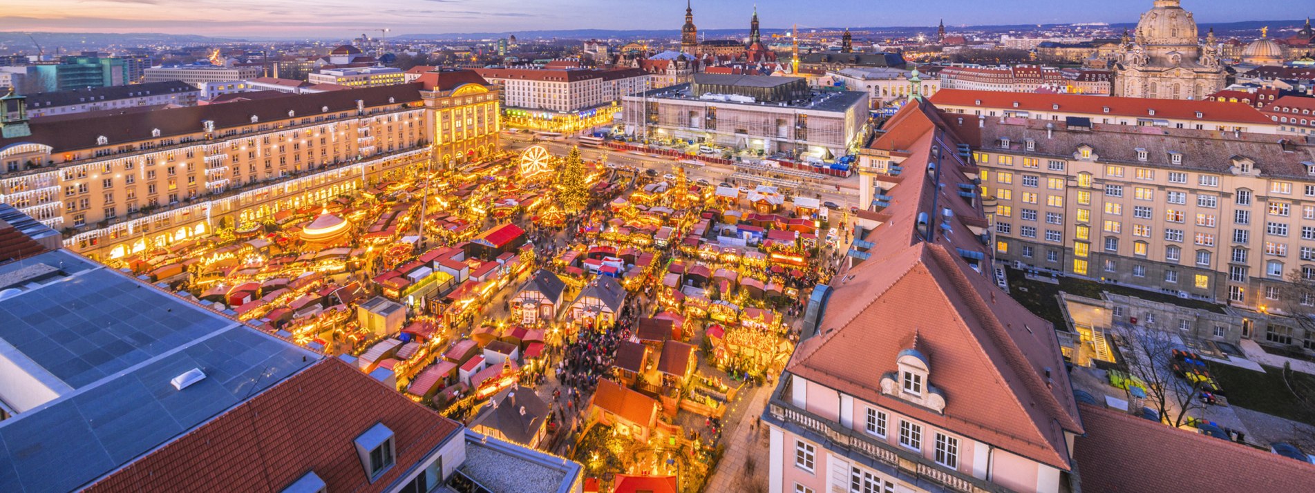 Dresdner Weihnachtsmarkt Striezelmarkt in der Dämmerung - BAHNHIT.DE, © Getty Images Foto: Juergen Sack