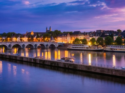 Maastricht bei Nacht, © Getty, Foto: Allard Schager