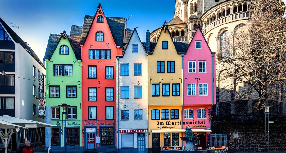 Bunte Häuser in der Kölner Altstadt - BAHNHIT.DE, © getty, Foto: Michael Dernbach