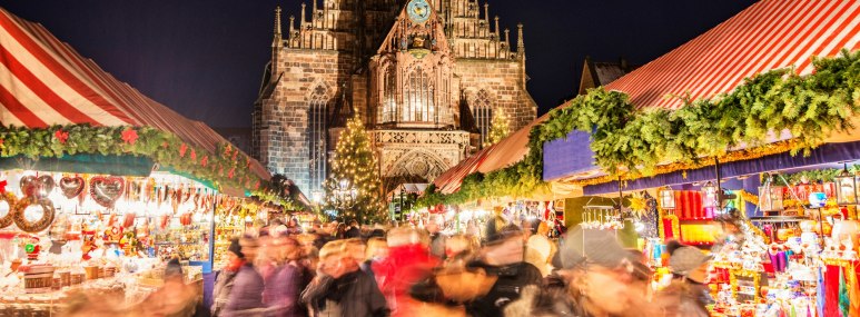 Der berühmte Nürnberger Christkindlmarkt -  bunter, abendlicher Weihnachtsmarkt - BAHNHIT.DE, © getty, Foto: Juergen Sack