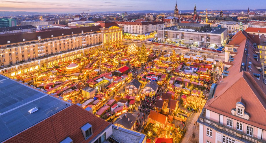 Dresdner Weihnachtsmarkt Striezelmarkt in der Dämmerung - BAHNHIT.DE, © Getty Images Foto: Juergen Sack