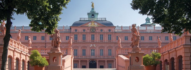 Panoramafoto des rosafarbenen Schloss Rastatt bei Baden-Baden - BAHNHIT.DE, © getty