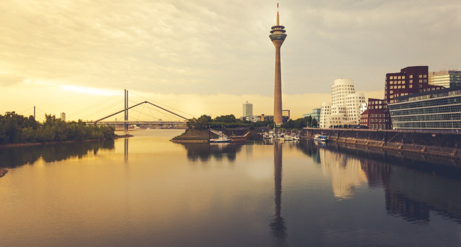 Das Rheinufer in Düsseldorf bei Abenddämmerung. - BAHNHIT.DE, © getty; Foto: 35007