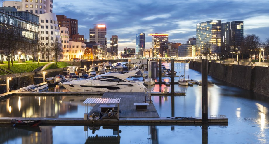 Panorama vom Rheinufer in Düsseldorf bei Nacht. - BAHNHIT.DE, © getty; Foto: horstgerlach