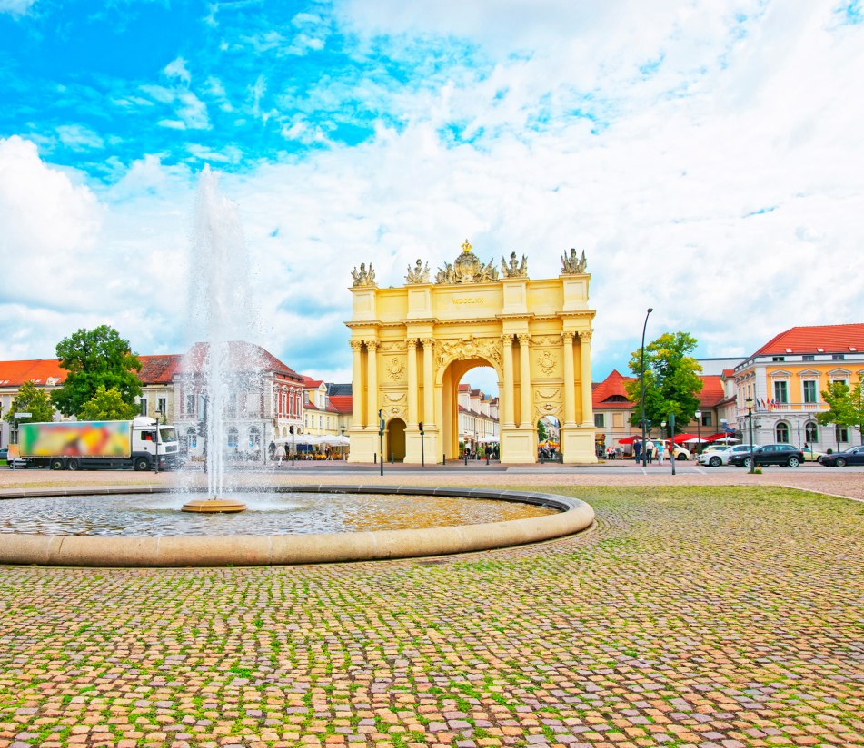 Das Brandenburger Tor in Potsdam - BAHNHIT.DE, © getty, Foto: Roman Babakin