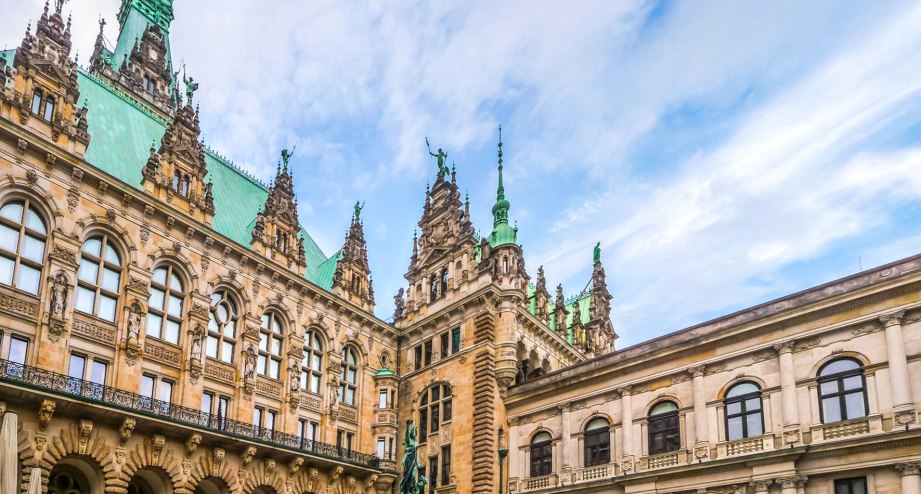 Innenhof vom Rathaus in Hamburg - BAHNHIT.DE, © getty, Foto: bluejayphoto