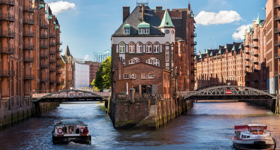 Barkassen in der Hamburger Speicherstadt. - BAHNHIT.DE, © getty, Foto: nilsz