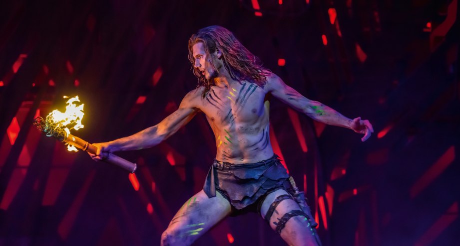 Disneys-Tarzan-Musical-Stuttgart_Tarzan-mit-Fackel, © Stage Entertaiment