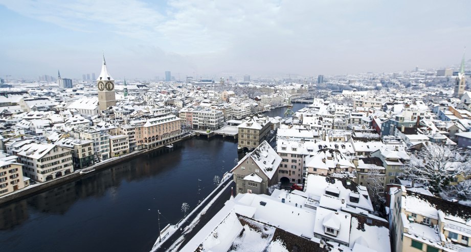 Die verschneiten Dächer Zürichs im Winter - BAHNHIT.DE, © Zürich Tourismus