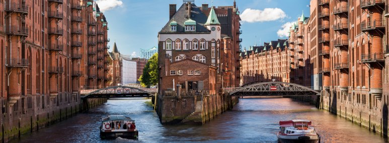 Barkassen in der Hamburger Speicherstadt. - BAHNHIT.DE, © getty, Foto: nilsz