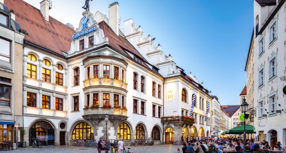 Gallerie-Hofbräuhaus on Platzl square, © GettyImages, Jorg Greuel