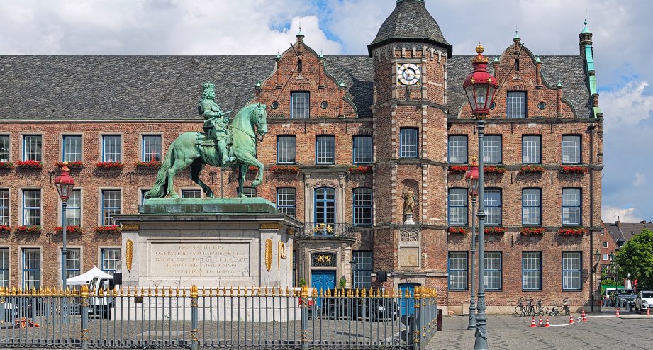 Das Rathaus von Düsseldorf - BAHNHIT.DE, © getty, Foto: klug-photo