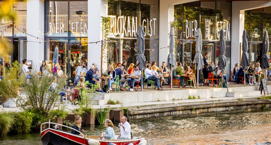 Utrecht Terrassen und Kanal mit Boot, © Iris van de Broek