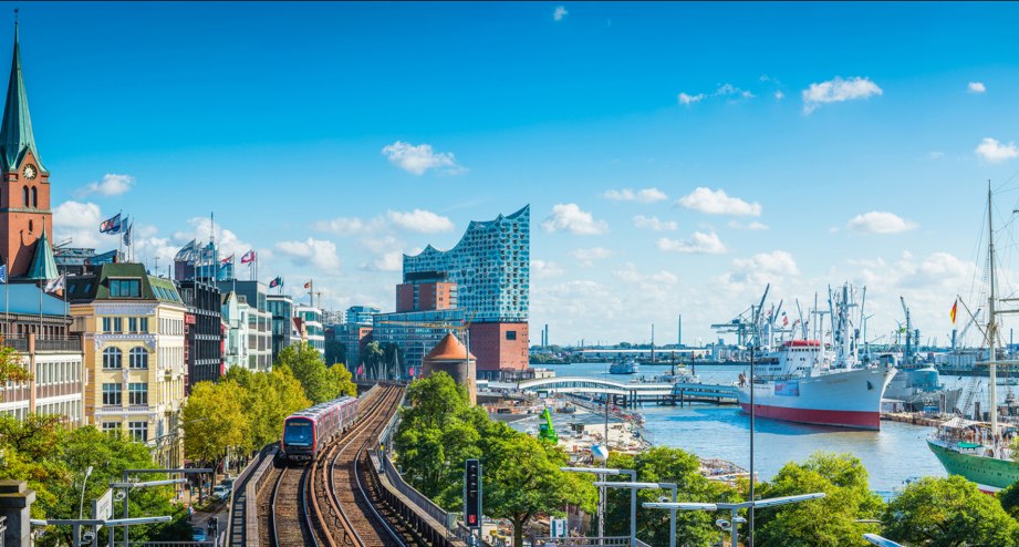 Hafenpromenade in Hamburg im Frühling - BAHNHIT.DE, © getty, Foto: fotoVoyager