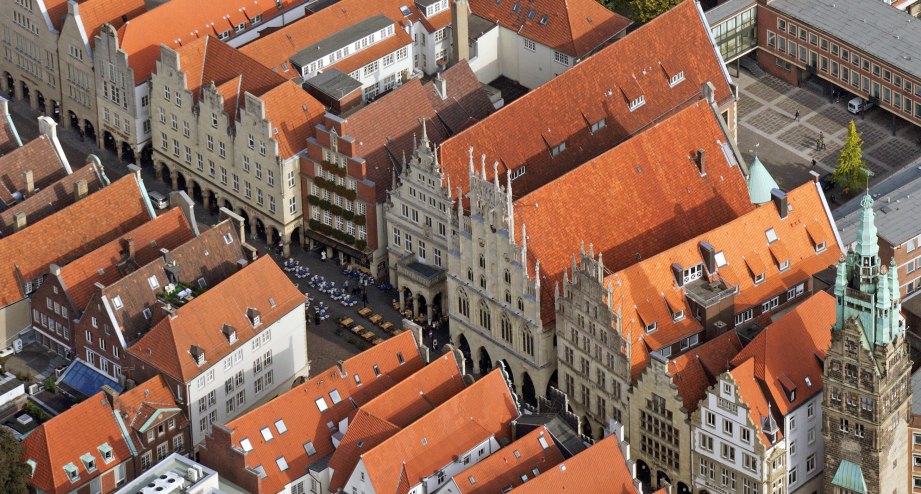 Die Giebelhäuser am Prinzipalmarkt wurden nach dem Zweiten Weltkrieg nach dem Original in vereinfachter Form wieder aufgebaut., © Foto: Presseamt Münster / Bernhard Fischer