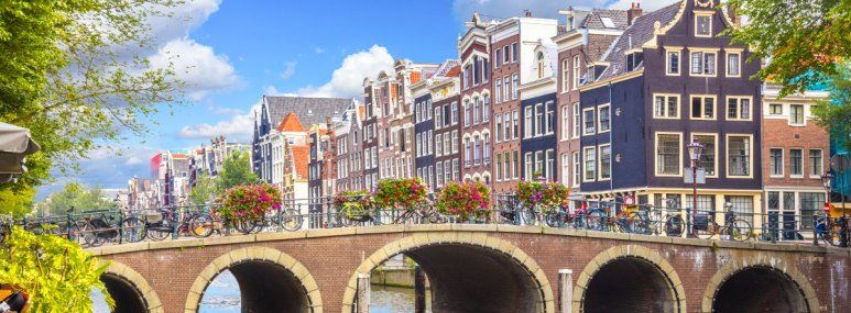 Amsterdam Brücke blauer Himmel, © Getty Images Pavlovs