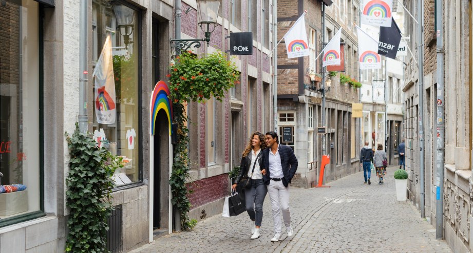 Maastricht Gasse mit Menschen, © Jan Bijl Fotografie