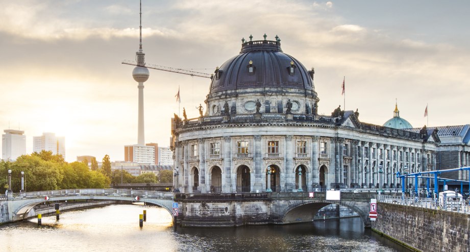 Blick auf die Museumsinsel in Berlin - BAHNHIT.DE, © iStock.com, Foto: SeanPavonePhoto