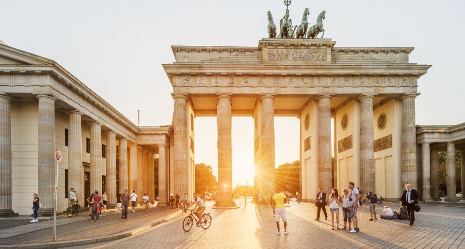 Das Brandenburger Tor im Sommer bei Gegenlicht - BAHNHIT.DE, © Foto: Dagmar Schwelle