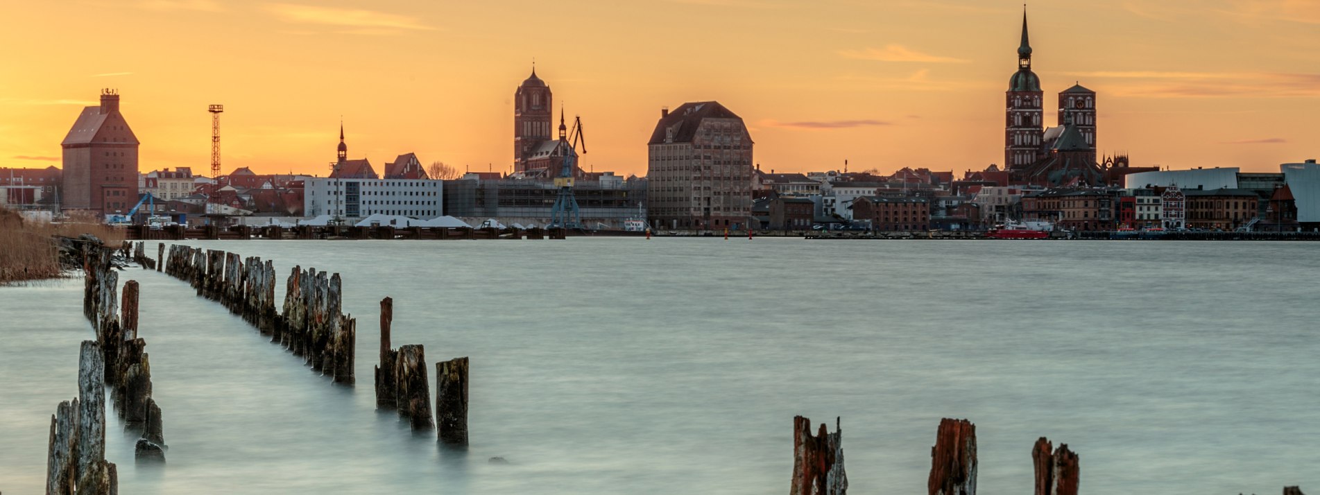 Sonnenuntergang über Stralsund - BAHNHIT.DE, © getty, Foto: Jan Rzadczek/ EyeEm