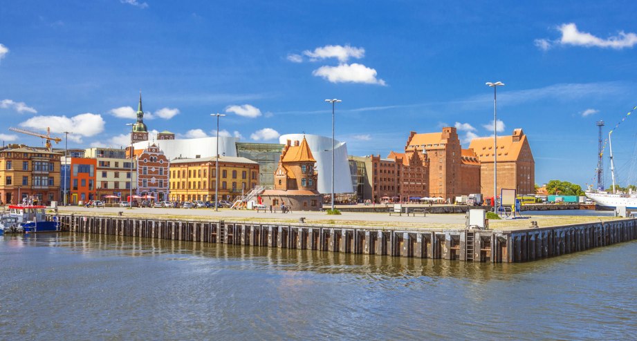 Sommer am Hafen von Stralsund - BAHNHIT.DE, © getty, Foto: Juergen Sack