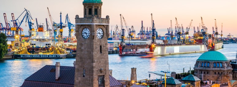 Landungsbrücken im Sonnenuntergang in Hamburg - BAHNHIT.DE, © getty, Foto: jotily