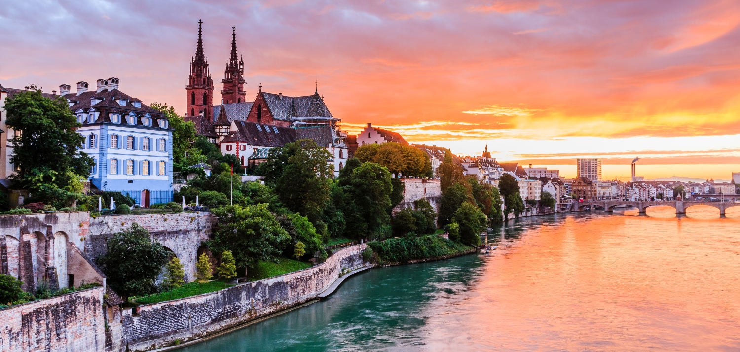 Sonnenuntergang am Rheinufer in Basel. BAHNHIT.DE, © getty; Foto: CARMEN