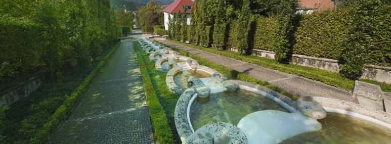 Wasserkunstanlage Paradies, Wassertreppe, die einen Höhenunterschied von 40 Metern bewältigt - BAHNHIT.DE, © getty, Foto: Coco Casablanca