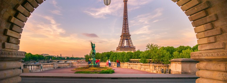 Paris Eifelturm im Sonnenlicht, © GettyImages_9TH