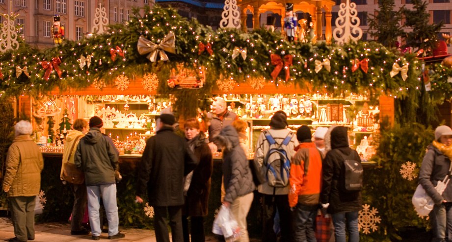 Festlich dekorierter Stand auf dem weihnachtlichen Striezelmarkt in Dresden - BAHNHIT.DE, © getty, Foto: LHD / Dittrich