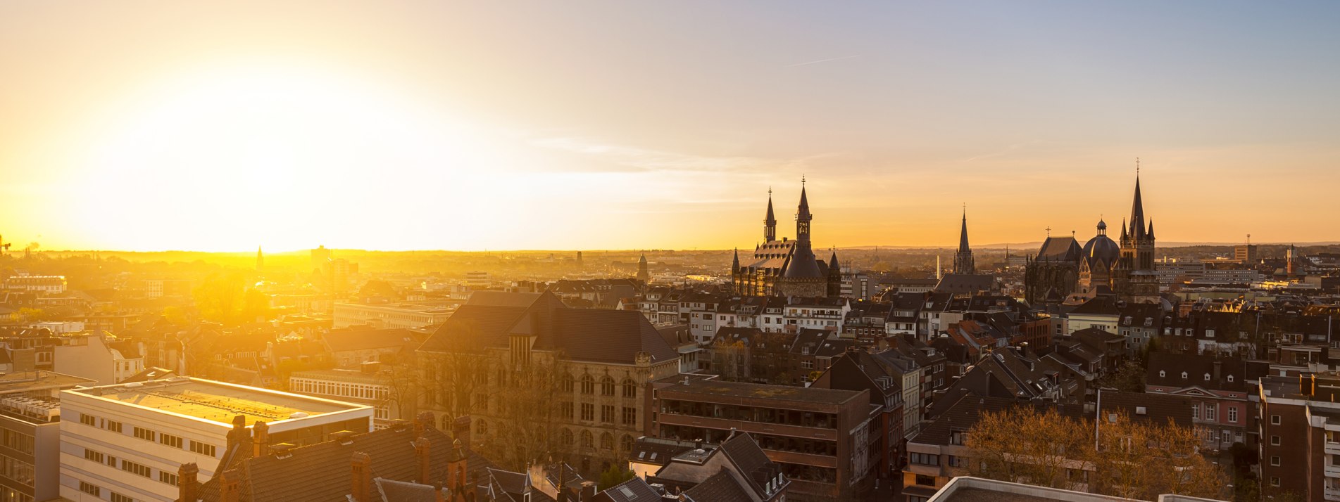 Sonnenuntergang in Aachen - BAHNHIT.DE, © getty; Foto: rclassenlayouts