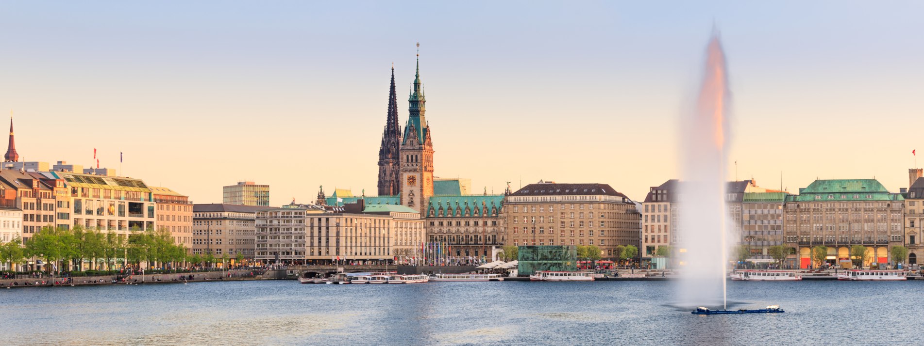 Die Alster und der Jungfernstieg in Hamburg - BAHNHIT.DE, © iStock, Photo: Fabian Wentzel