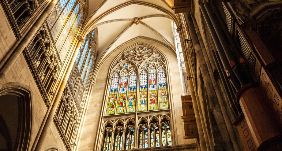 Innenansicht des Kölner Dom - BAHNHIT.DE, © getty, Foto: Rostislavv