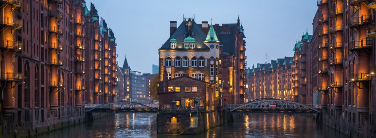 Die Speicherstadt in Hamburg bei Nacht. - BAHNHIT.DE, © getty, Foto: Victoria Wlaka