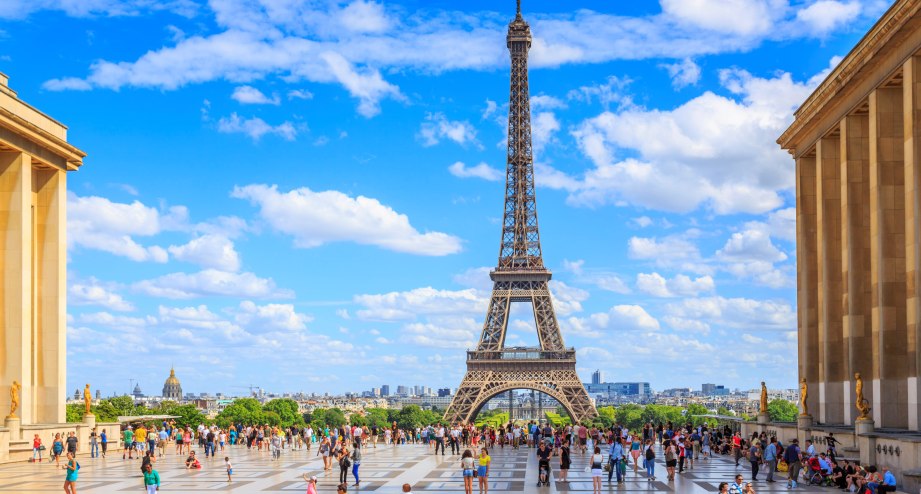 Paris Eifelturm im Sommer , © GettyImages_Pawel Libera