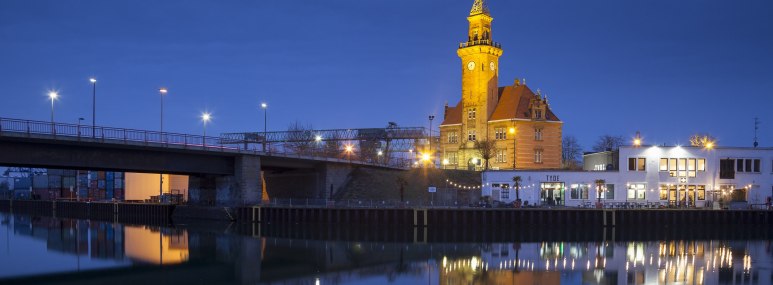 Der Dortmunder Hafen bei Nacht - BAHNHIT.DE, © GettyImages, Foto: Westend61