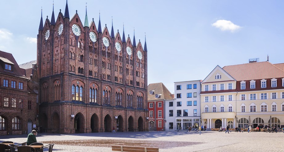 Rathausplatz in Stralsund - BAHNHIT.DE, © getty, Foto: zwawol