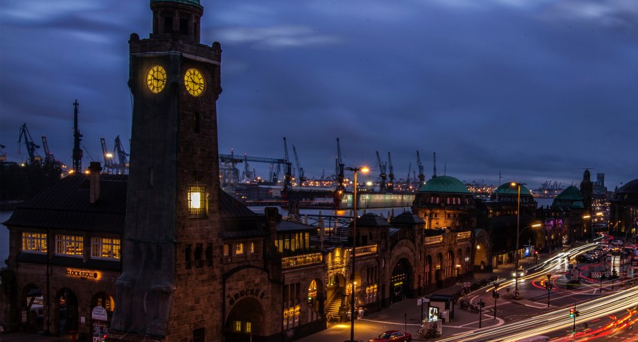 Landungsbrücken in Hamburg bei Nacht - BAHNHIT.DE, © getty, Foto: Matthias Radochla / EyeEm