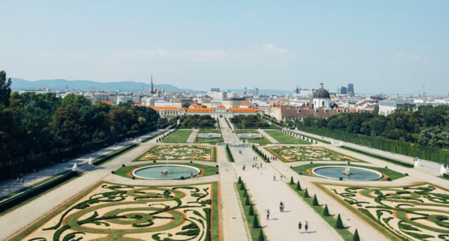 Gallerie-Schoenbrunn-Park, © GettyImages, PETER LOURENC