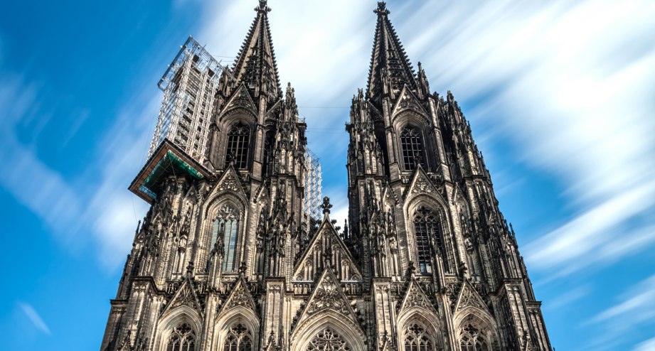 Der Kölner Dom von unten betrachtet - BAHNHIT.DE, © getty, Foto: querbeet