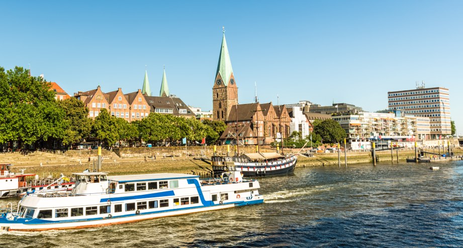 Blick über die Weser und auf die Altstadt - Bahnhit.de, © getty, Foto: querbeet