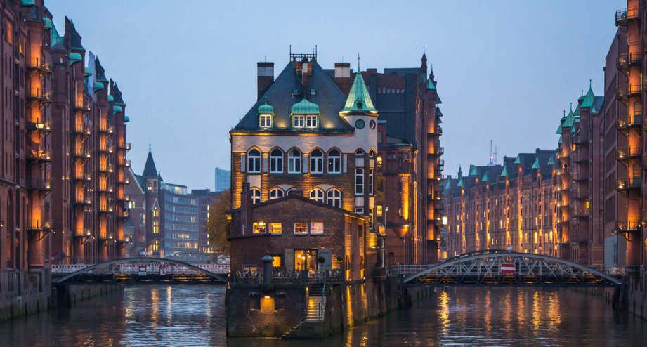 Die Speicherstadt in Hamburg bei Nacht. - BAHNHIT.DE, © getty, Foto: Victoria Wlaka