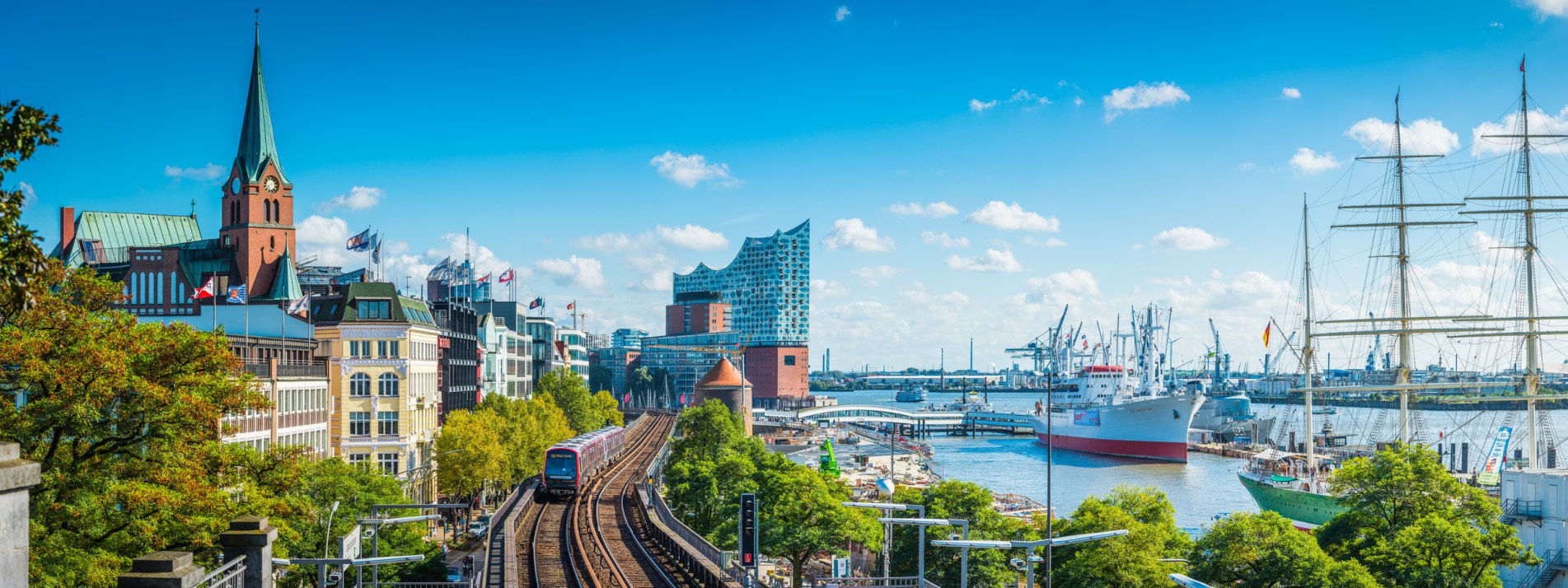 Skyline Hamburg mit Elbphilharmonie und Hafen - BAHNHIT.DE, © GettyImages-fotoVoyager_858917290