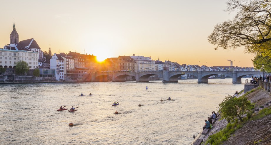 Basel Rheinufer Sonnenuntergang, © Westend61 / Werner Dieterich