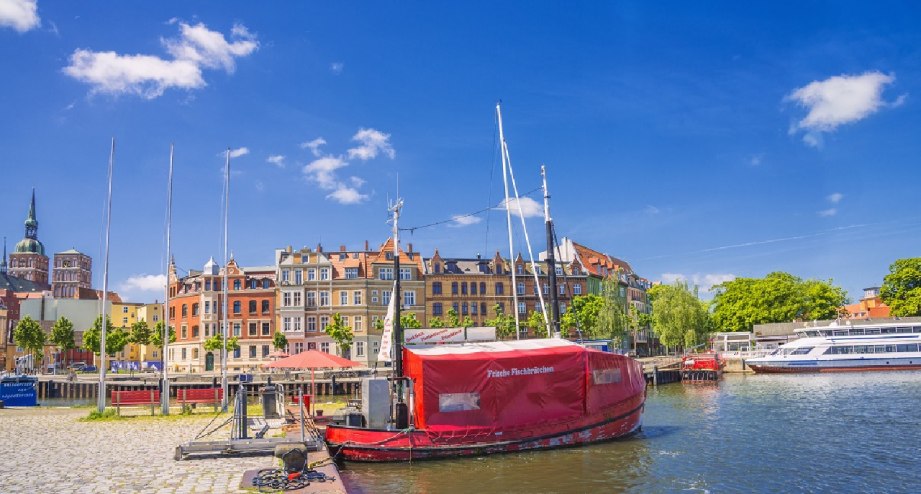 Gallerie-Stralsund-Hafen-Altstadt, © iStock-Juergen Sack