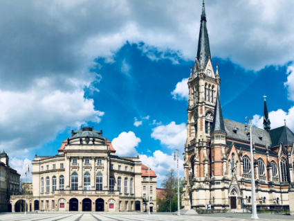 Bahnhit Chemnitz.jpeg, © GettyImages, ohne Copyright, St. Peter Kirche und das Opernhaus am Theaterplatz.png